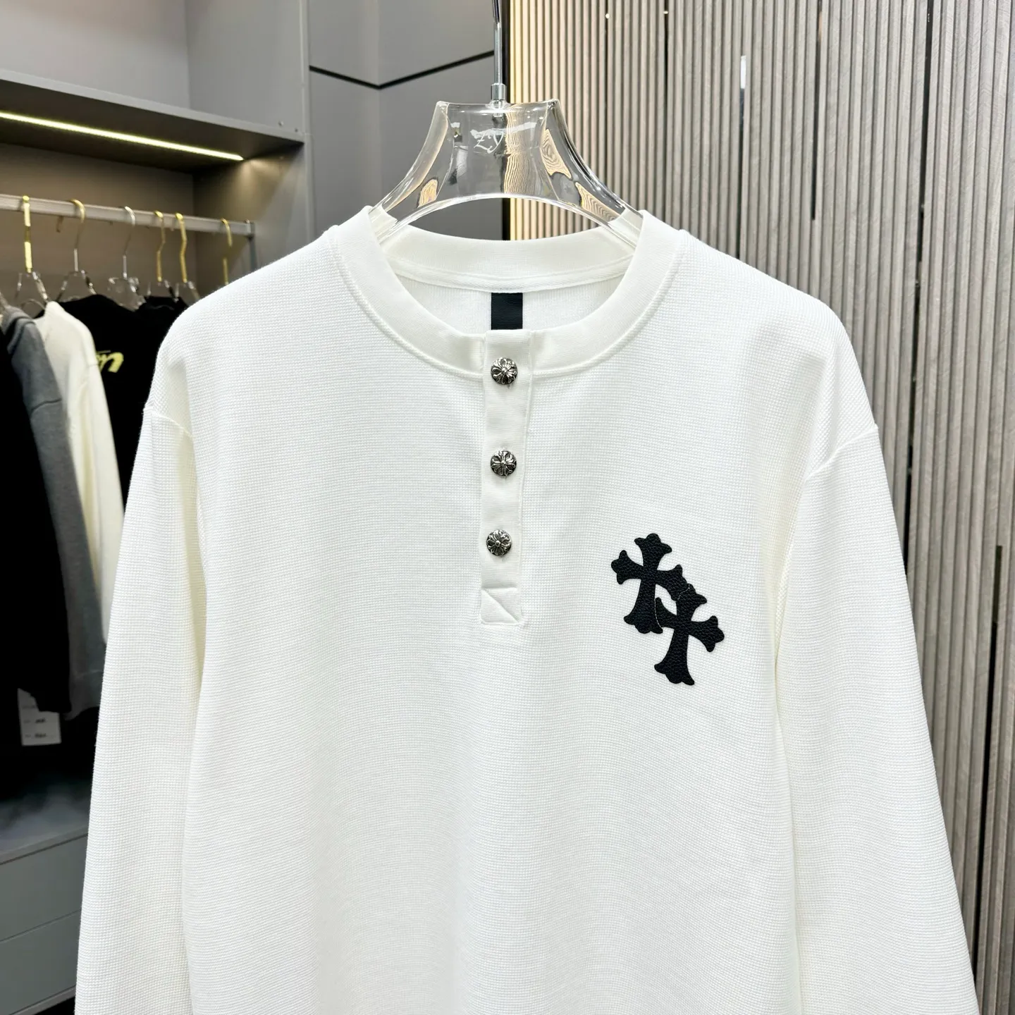 🅿️270 25 New Style🆕Come Hearts Cross Long Sleeve Autumn and Winter King! Chest pockets, collar and cuffs with high weight threads, custom-woven and dyed 330g double yarn waffle fabric, cross steel buckle tags and other accessories are all in the correct version, super conspicuous, super good-looking and super atmospheric, same style for men and women! The overall upper body highlights fashion and individuality, and it is a recommended T-shirt for couples to wear together!! Color: black/white 04 Size: S-XXL